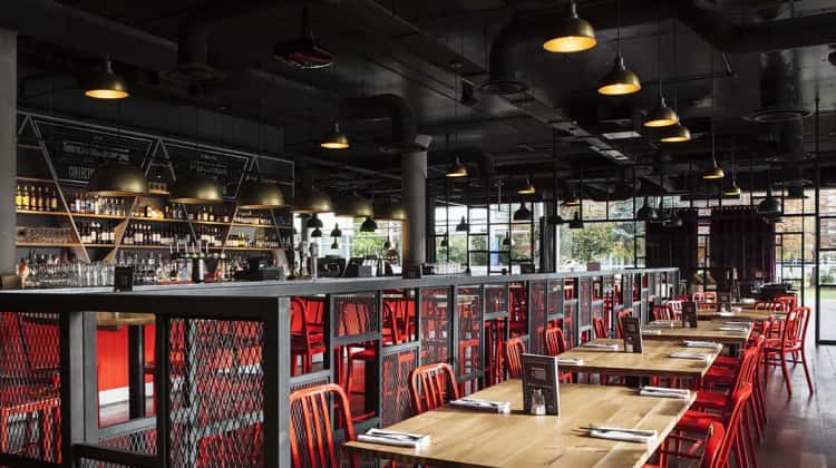 rustic & industrial restaurant decoration