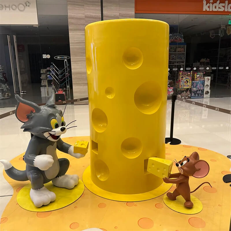 Mall retail store full set cat and mouse sculpture standing Tom and Jerry push huge cheese column fiberglass kids shop decor