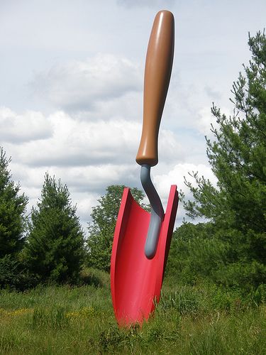 Giant FRP Garden Trowel Sculpture for Park Lawn & Landscape Art Installation - Image 2