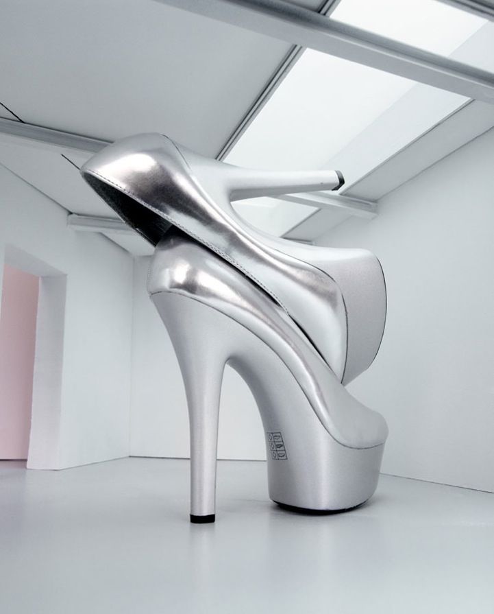 Abstract FRP Giant High Heel Sculpture for Fashion Gallery Window Art Installation - Image 3
