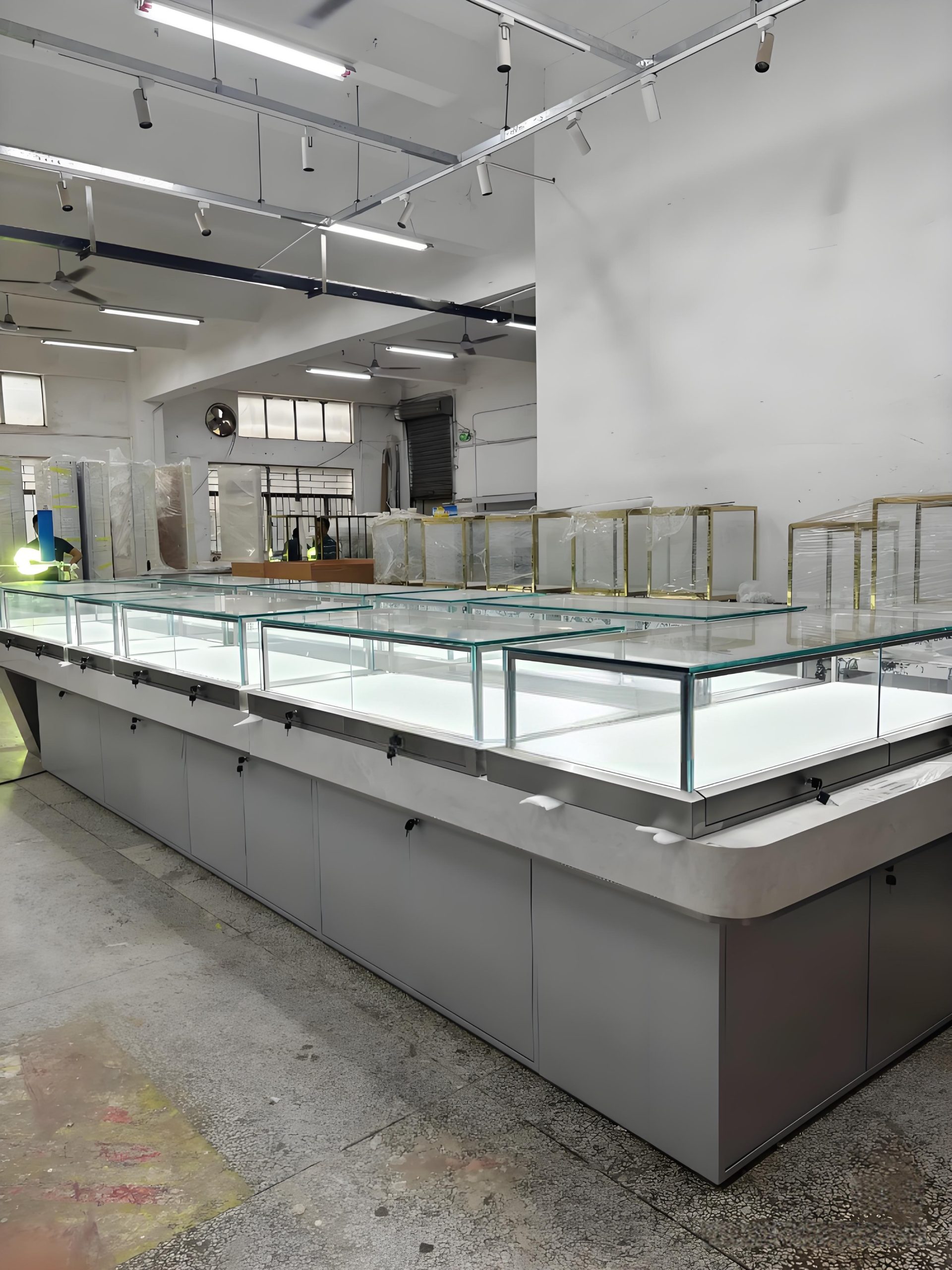 Long white modern jewelry central island counter tempered glass LED display showcase for jewellery retail store